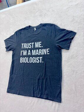 "Trust me. I'm a marine biologist." Unisex T-Shirt --- Size: XL!!